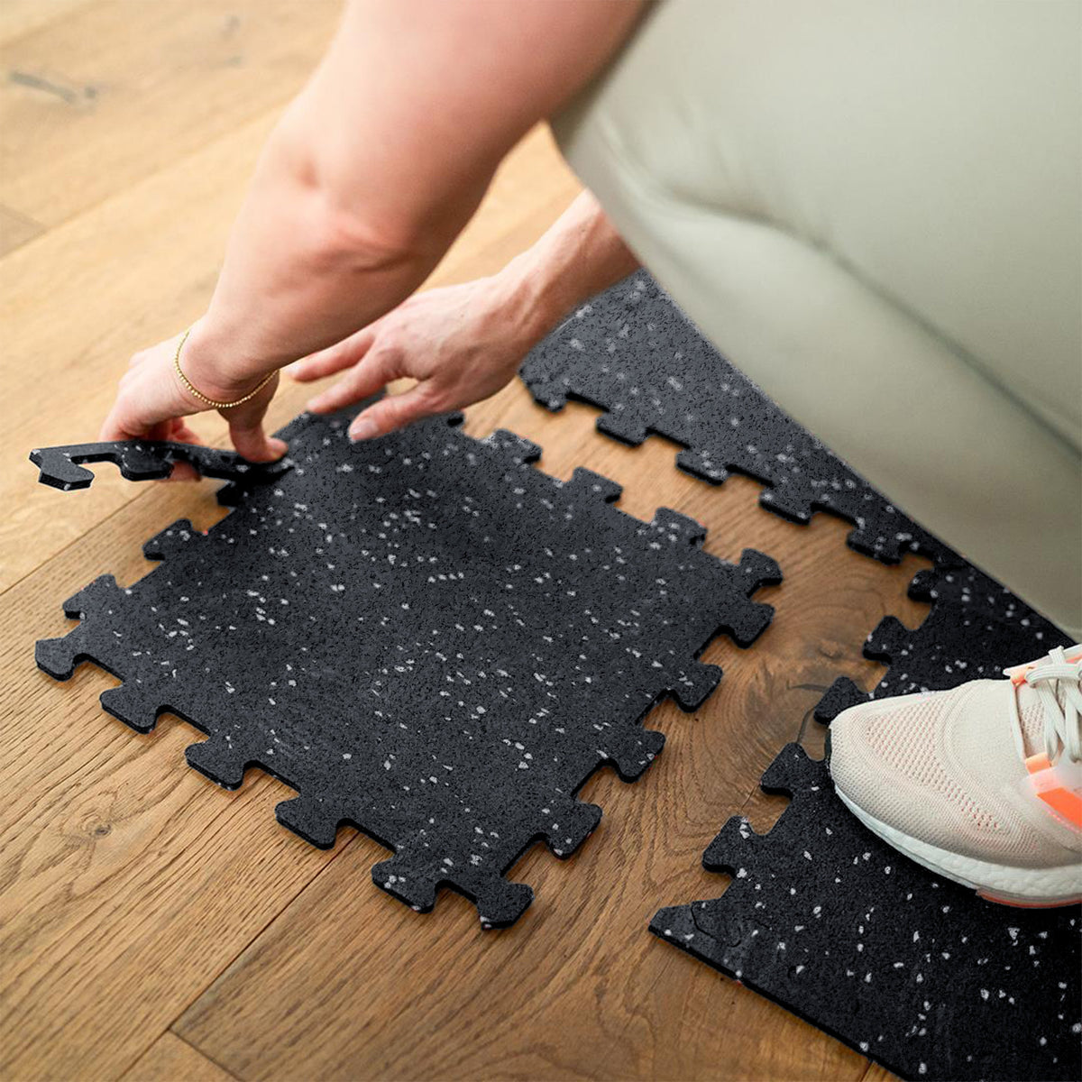 Robuste Bodenschutzmatte schwarz/grau gesprenkelt (Fitness Puzzlematte) – 1 x 8 Stück (8 Stück) (B‑Ware) - - Outlet von NEOLYMP | Fitnessequipment und Sportartikel