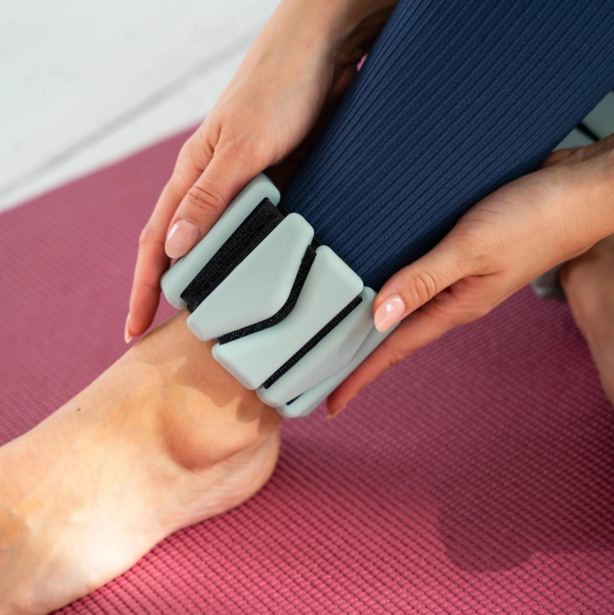 Pilates Gewichtsbänder 2er Set - Gewichtsmanschetten aus Silikon - Berry - Sportgerät von NEOLYMP | Fitnessequipment und Sportartikel